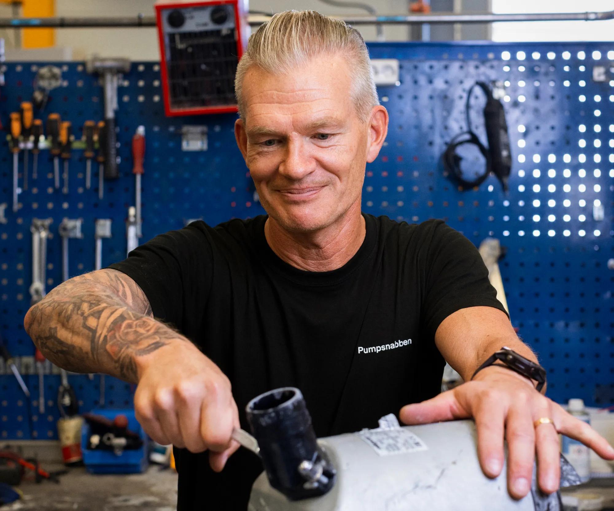 Glad arbetare i en industrimiljö