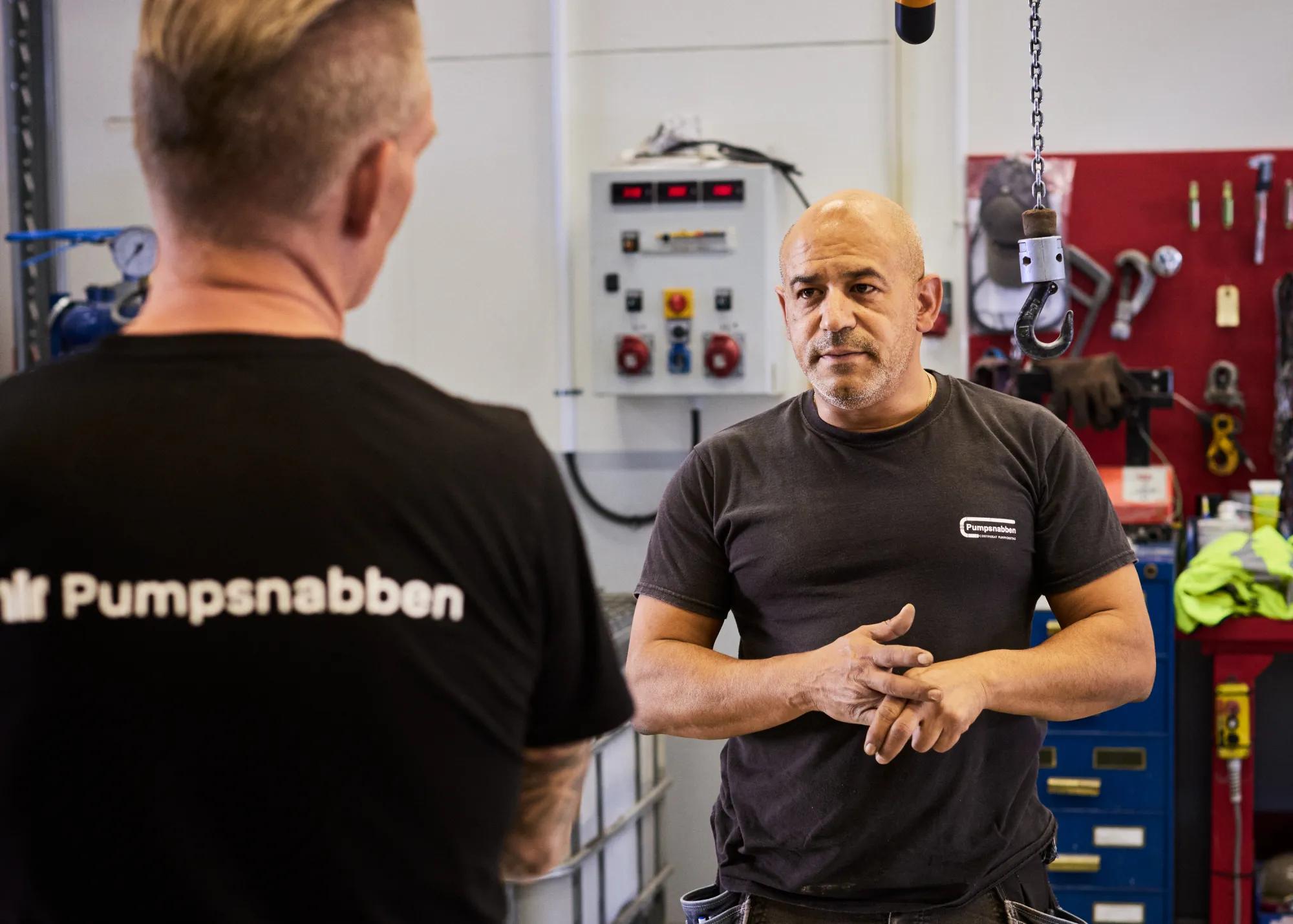 Två personer som har en konversation