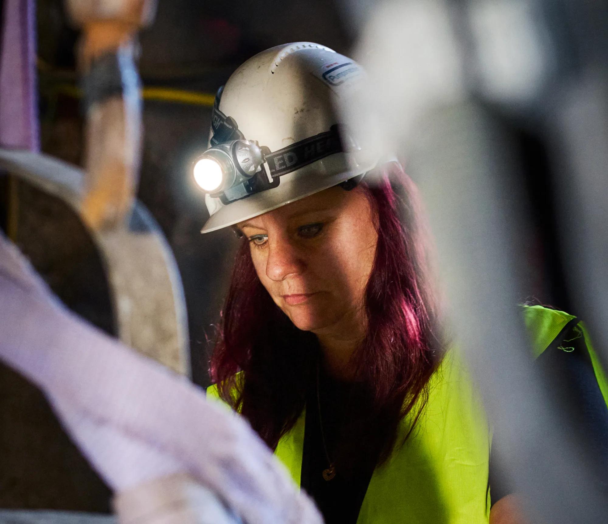 Kvinna med säkerhetsutrustning som utför en inspektion